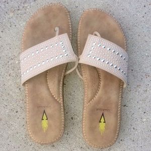 Volatile leather sandals